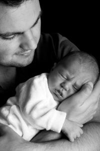 Bronchiolite du nourisson: Traitement kiné respiratoire du bébé (bébé dans les bras de papa)