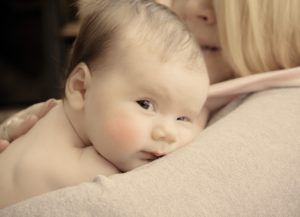 Bronchiolite du nourisson: Traitement kiné respiratoire du bébé (bébé dans les bras de mamant)