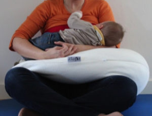 breastfeeding sitting legs crossed