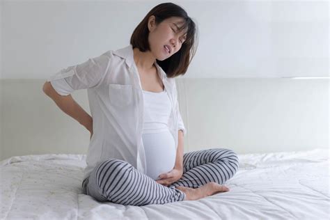 woman having pain during her pregnancy