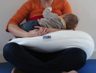 Good BreastFeeding Position: Baby breastfeeding with mumy sitting legs crossed